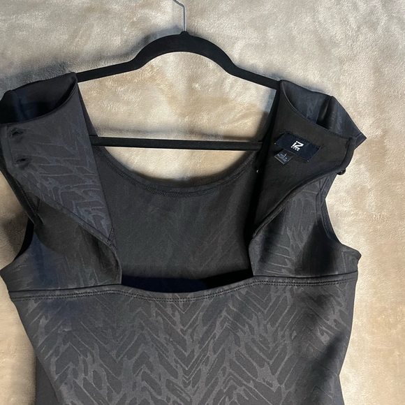 IZ BYER WOMEN’S BLACK PRINTED SCUBA KNIT SHORT SLEEVE DRESS - WITH BELT - Picture 13 of 14